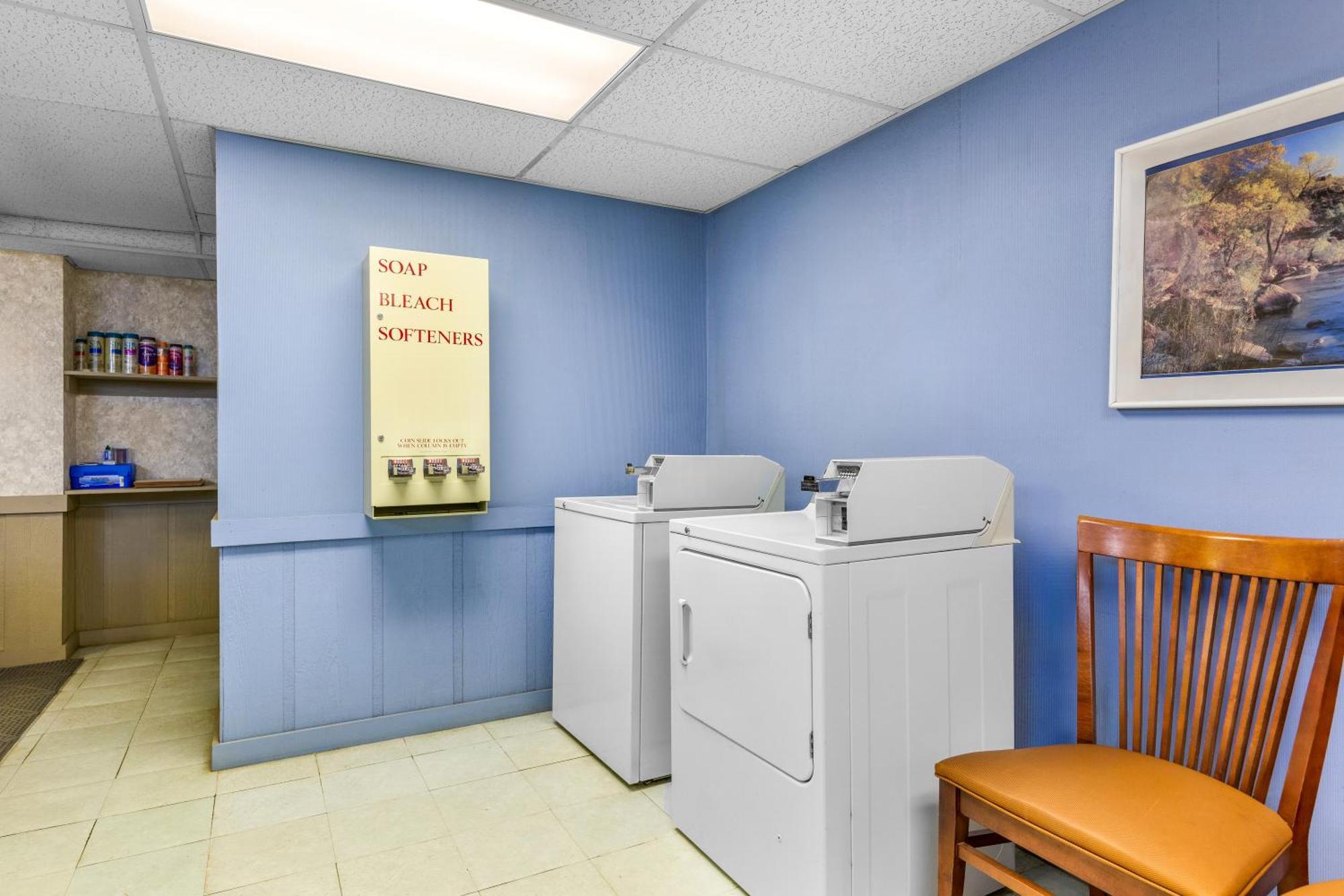 Americas Best Value Inn Belleville Bagian luar foto